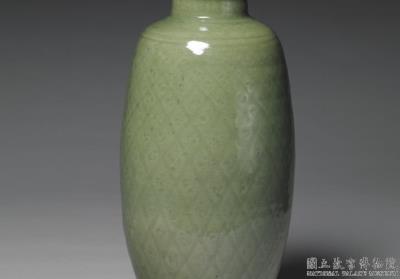 图片[3]-Olive-shaped vase with incised floral and latticework design in celadon glaze, Longquan ware, Ming Dynasty (1368-1644)-China Archive